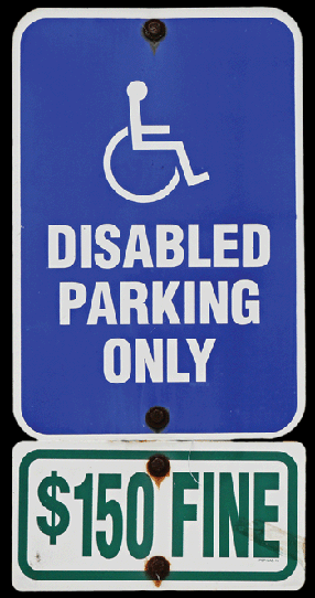Foto - Insegna in lingua inglese per informare sul parcheggio riservato ai solo disabili